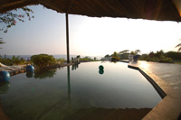 Deco Stop Lodge, over looking segond chanel from swimming pool