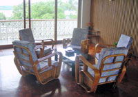 Lounge with view of the channel at the New Look Motel